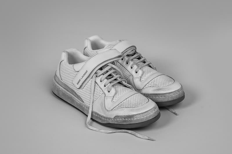 Saint Laurent より現代的なストリートマインドを漂わせる新作スニーカー SL24 がローンチ リアル過ぎるヴィンテージ加工と随所にあしらったスポーティな要素が交わった新感覚のコートシューズをご覧あれ