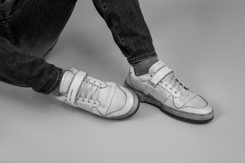 Saint Laurent より現代的なストリートマインドを漂わせる新作スニーカー SL24 がローンチ リアル過ぎるヴィンテージ加工と随所にあしらったスポーティな要素が交わった新感覚のコートシューズをご覧あれ