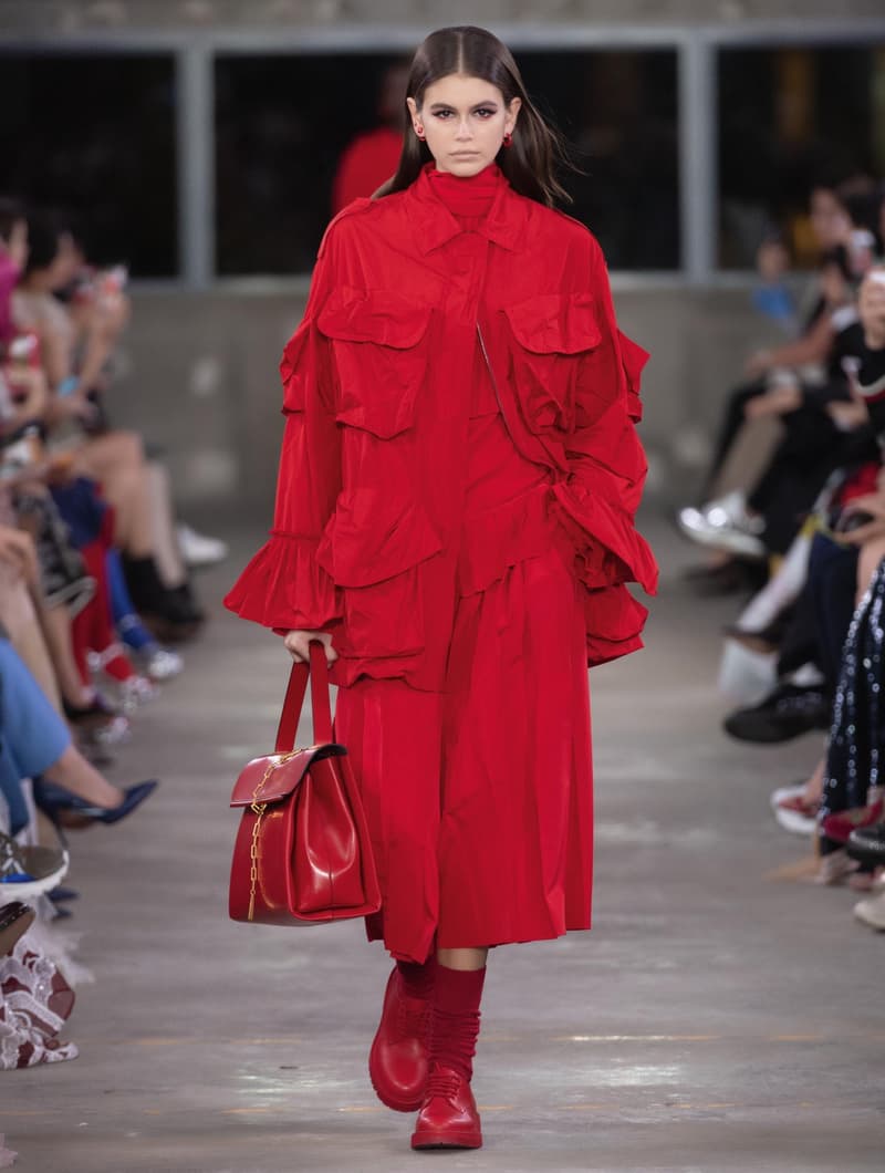 日本古来の美意識を日常服へと変貌させた Valentino 2019年プレフォールコレクション ブランドカラーの赤と黒を基調に、“間”や“侘び寂び”から着想を得た日本発信の最新コレクションを表と裏から分析 HYPEBEAST ハイプビースト ヴァレンティノ