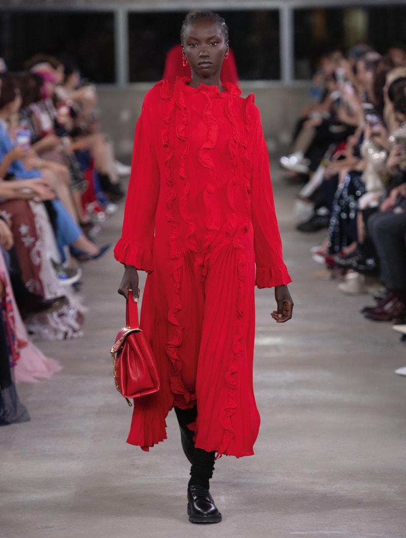 日本古来の美意識を日常服へと変貌させた Valentino 2019年プレフォールコレクション ブランドカラーの赤と黒を基調に、“間”や“侘び寂び”から着想を得た日本発信の最新コレクションを表と裏から分析 HYPEBEAST ハイプビースト ヴァレンティノ