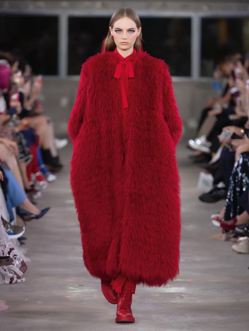 日本古来の美意識を日常服へと変貌させた Valentino 2019年プレフォールコレクション ブランドカラーの赤と黒を基調に、“間”や“侘び寂び”から着想を得た日本発信の最新コレクションを表と裏から分析 HYPEBEAST ハイプビースト ヴァレンティノ