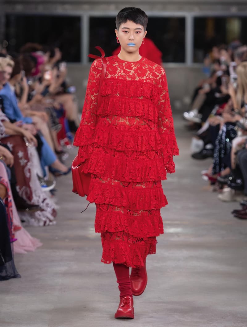 日本古来の美意識を日常服へと変貌させた Valentino 2019年プレフォールコレクション ブランドカラーの赤と黒を基調に、“間”や“侘び寂び”から着想を得た日本発信の最新コレクションを表と裏から分析 HYPEBEAST ハイプビースト ヴァレンティノ