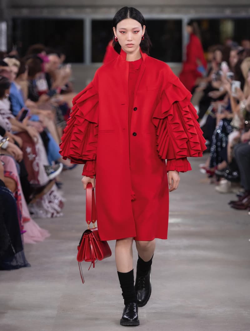 日本古来の美意識を日常服へと変貌させた Valentino 2019年プレフォールコレクション ブランドカラーの赤と黒を基調に、“間”や“侘び寂び”から着想を得た日本発信の最新コレクションを表と裏から分析 HYPEBEAST ハイプビースト ヴァレンティノ