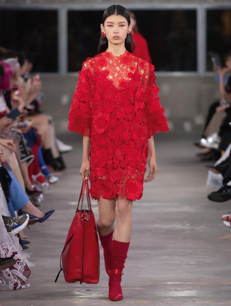 日本古来の美意識を日常服へと変貌させた Valentino 2019年プレフォールコレクション ブランドカラーの赤と黒を基調に、“間”や“侘び寂び”から着想を得た日本発信の最新コレクションを表と裏から分析 HYPEBEAST ハイプビースト ヴァレンティノ
