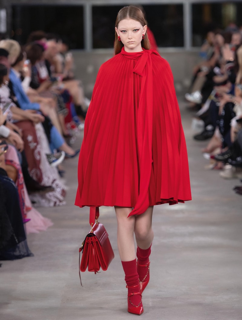 日本古来の美意識を日常服へと変貌させた Valentino 2019年プレフォールコレクション ブランドカラーの赤と黒を基調に、“間”や“侘び寂び”から着想を得た日本発信の最新コレクションを表と裏から分析 HYPEBEAST ハイプビースト ヴァレンティノ