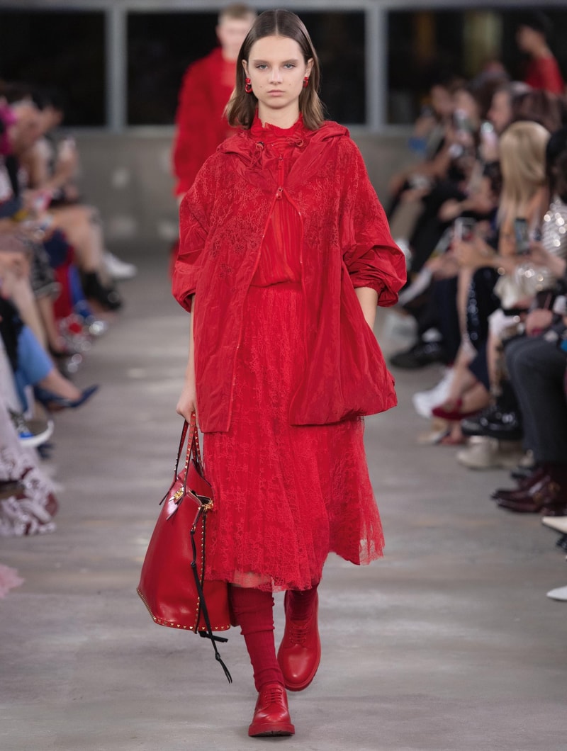 日本古来の美意識を日常服へと変貌させた Valentino 2019年プレフォールコレクション ブランドカラーの赤と黒を基調に、“間”や“侘び寂び”から着想を得た日本発信の最新コレクションを表と裏から分析 HYPEBEAST ハイプビースト ヴァレンティノ
