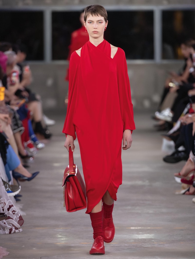 日本古来の美意識を日常服へと変貌させた Valentino 2019年プレフォールコレクション ブランドカラーの赤と黒を基調に、“間”や“侘び寂び”から着想を得た日本発信の最新コレクションを表と裏から分析 HYPEBEAST ハイプビースト ヴァレンティノ