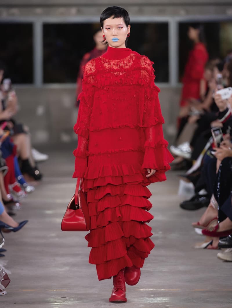 日本古来の美意識を日常服へと変貌させた Valentino 2019年プレフォールコレクション ブランドカラーの赤と黒を基調に、“間”や“侘び寂び”から着想を得た日本発信の最新コレクションを表と裏から分析 HYPEBEAST ハイプビースト ヴァレンティノ