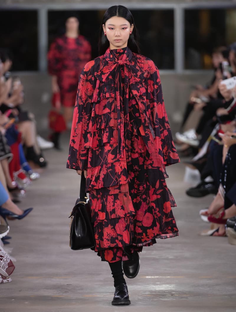 日本古来の美意識を日常服へと変貌させた Valentino 2019年プレフォールコレクション ブランドカラーの赤と黒を基調に、“間”や“侘び寂び”から着想を得た日本発信の最新コレクションを表と裏から分析 HYPEBEAST ハイプビースト ヴァレンティノ
