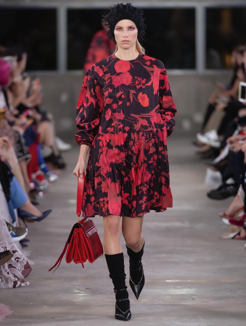日本古来の美意識を日常服へと変貌させた Valentino 2019年プレフォールコレクション ブランドカラーの赤と黒を基調に、“間”や“侘び寂び”から着想を得た日本発信の最新コレクションを表と裏から分析 HYPEBEAST ハイプビースト ヴァレンティノ
