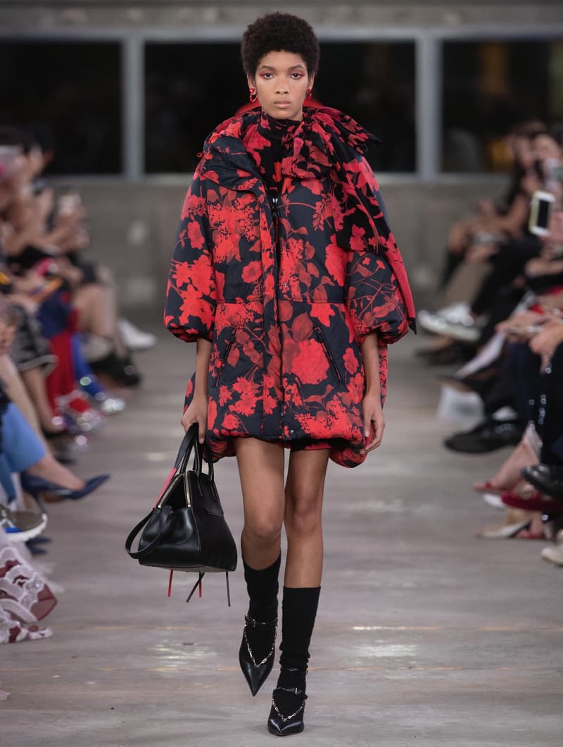 日本古来の美意識を日常服へと変貌させた Valentino 2019年プレフォールコレクション ブランドカラーの赤と黒を基調に、“間”や“侘び寂び”から着想を得た日本発信の最新コレクションを表と裏から分析 HYPEBEAST ハイプビースト ヴァレンティノ