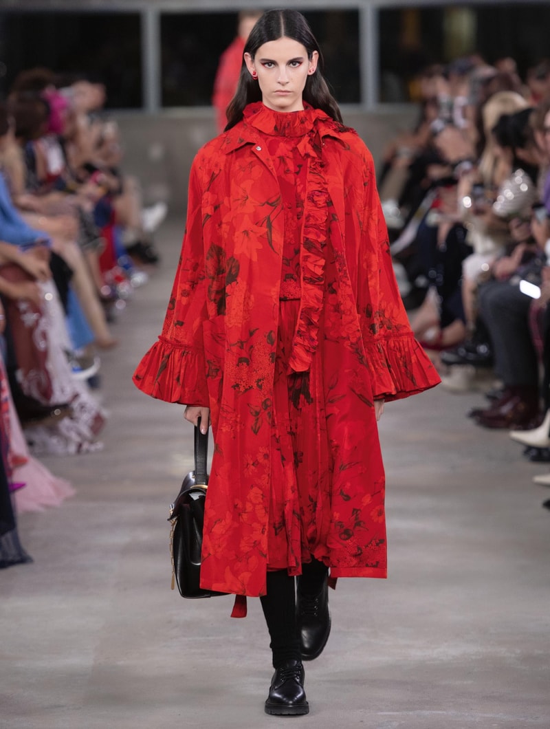 日本古来の美意識を日常服へと変貌させた Valentino 2019年プレフォールコレクション ブランドカラーの赤と黒を基調に、“間”や“侘び寂び”から着想を得た日本発信の最新コレクションを表と裏から分析 HYPEBEAST ハイプビースト ヴァレンティノ