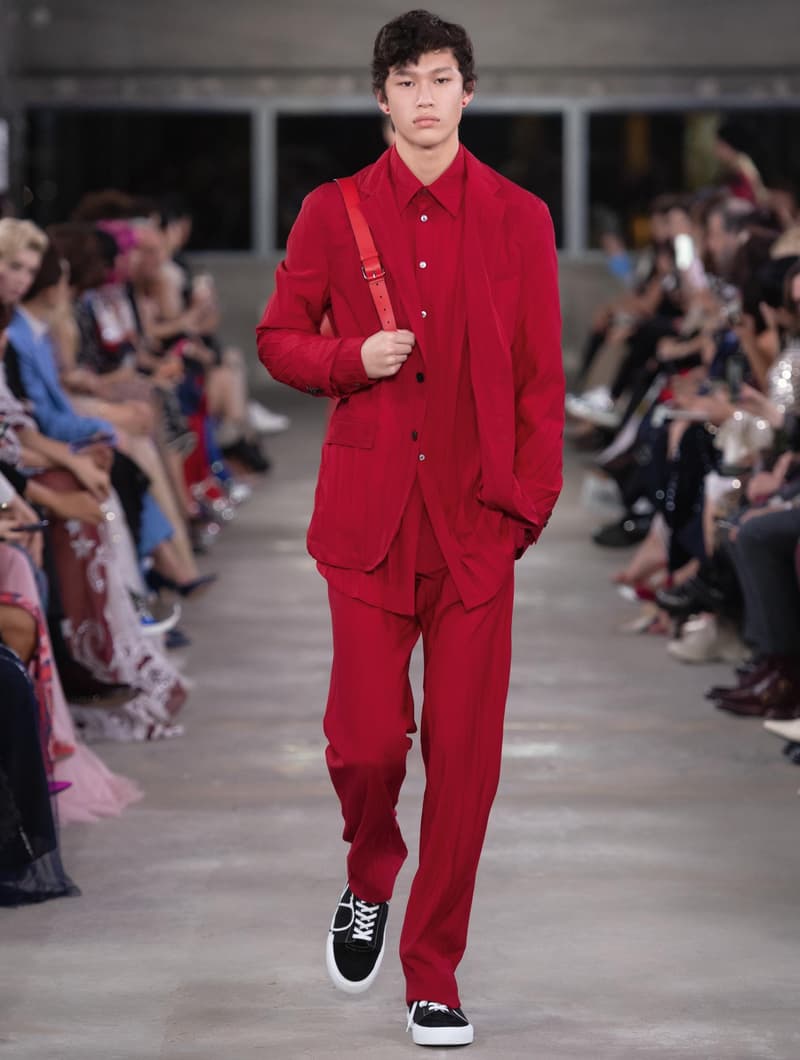 日本古来の美意識を日常服へと変貌させた Valentino 2019年プレフォールコレクション ブランドカラーの赤と黒を基調に、“間”や“侘び寂び”から着想を得た日本発信の最新コレクションを表と裏から分析 HYPEBEAST ハイプビースト ヴァレンティノ