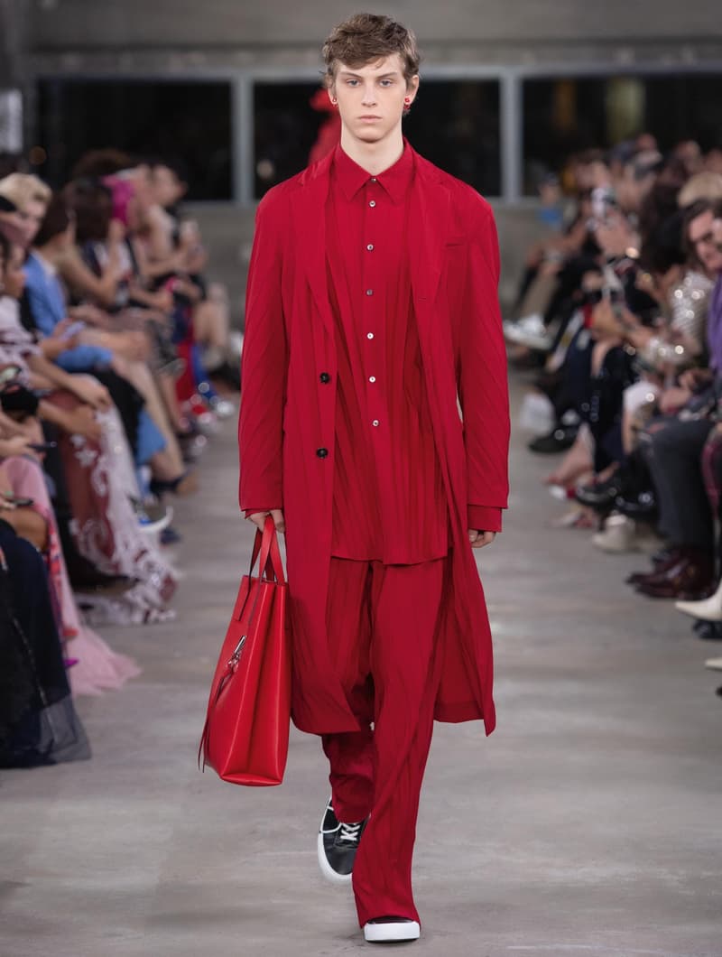 日本古来の美意識を日常服へと変貌させた Valentino 2019年プレフォールコレクション ブランドカラーの赤と黒を基調に、“間”や“侘び寂び”から着想を得た日本発信の最新コレクションを表と裏から分析 HYPEBEAST ハイプビースト ヴァレンティノ