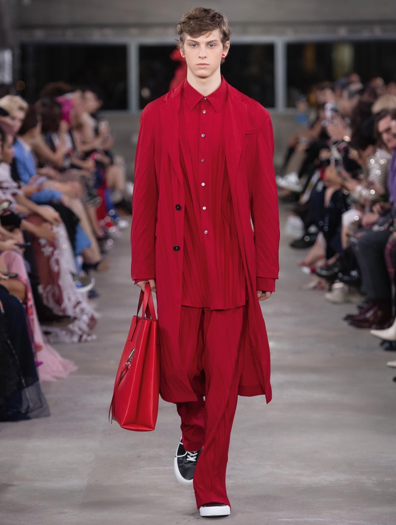 日本古来の美意識を日常服へと変貌させた Valentino 2019年プレフォールコレクション ブランドカラーの赤と黒を基調に、“間”や“侘び寂び”から着想を得た日本発信の最新コレクションを表と裏から分析 HYPEBEAST ハイプビースト ヴァレンティノ