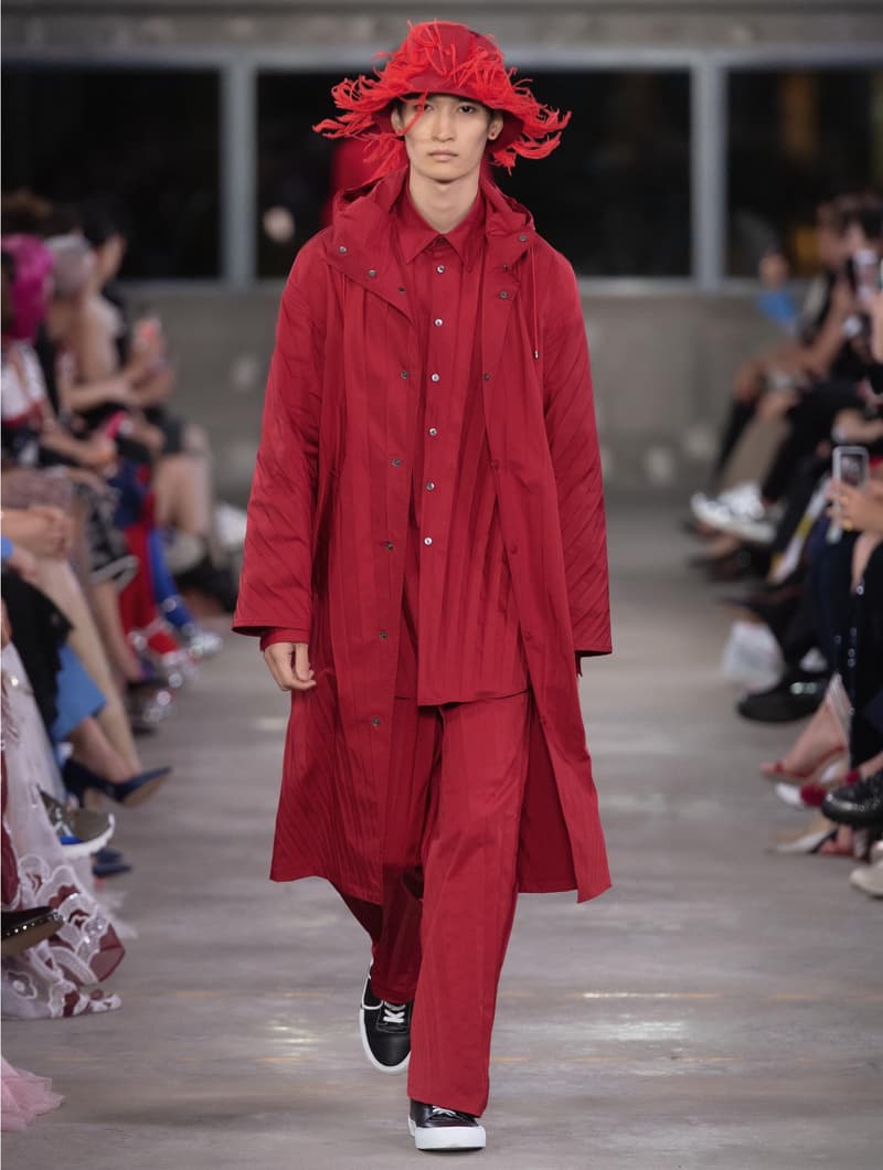 日本古来の美意識を日常服へと変貌させた Valentino 2019年プレフォールコレクション ブランドカラーの赤と黒を基調に、“間”や“侘び寂び”から着想を得た日本発信の最新コレクションを表と裏から分析 HYPEBEAST ハイプビースト ヴァレンティノ