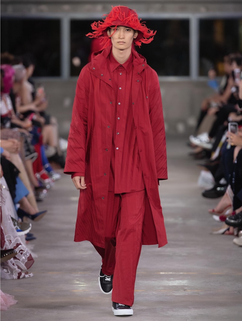 日本古来の美意識を日常服へと変貌させた Valentino 2019年プレフォールコレクション ブランドカラーの赤と黒を基調に、“間”や“侘び寂び”から着想を得た日本発信の最新コレクションを表と裏から分析 HYPEBEAST ハイプビースト ヴァレンティノ