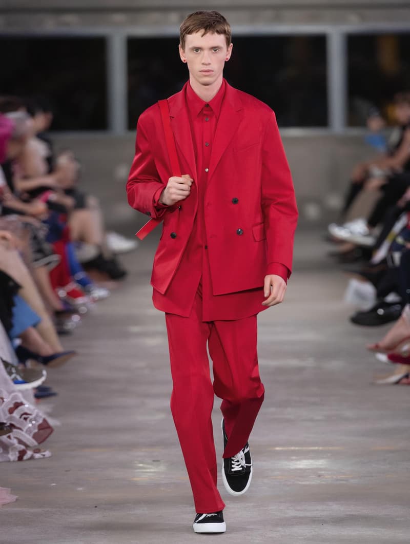 日本古来の美意識を日常服へと変貌させた Valentino 2019年プレフォールコレクション ブランドカラーの赤と黒を基調に、“間”や“侘び寂び”から着想を得た日本発信の最新コレクションを表と裏から分析 HYPEBEAST ハイプビースト ヴァレンティノ