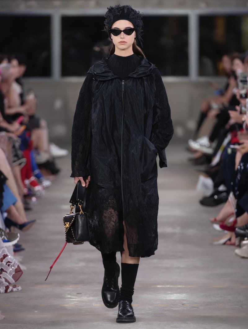 日本古来の美意識を日常服へと変貌させた Valentino 2019年プレフォールコレクション ブランドカラーの赤と黒を基調に、“間”や“侘び寂び”から着想を得た日本発信の最新コレクションを表と裏から分析 HYPEBEAST ハイプビースト ヴァレンティノ