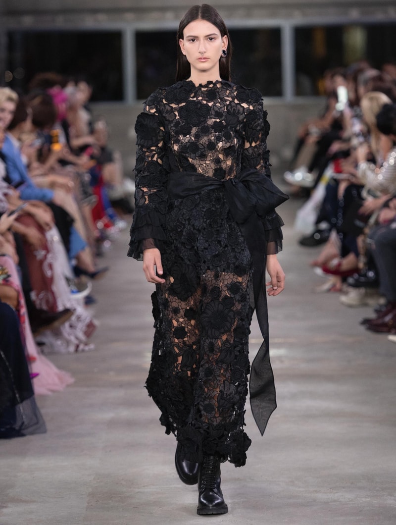 日本古来の美意識を日常服へと変貌させた Valentino 2019年プレフォールコレクション ブランドカラーの赤と黒を基調に、“間”や“侘び寂び”から着想を得た日本発信の最新コレクションを表と裏から分析 HYPEBEAST ハイプビースト ヴァレンティノ
