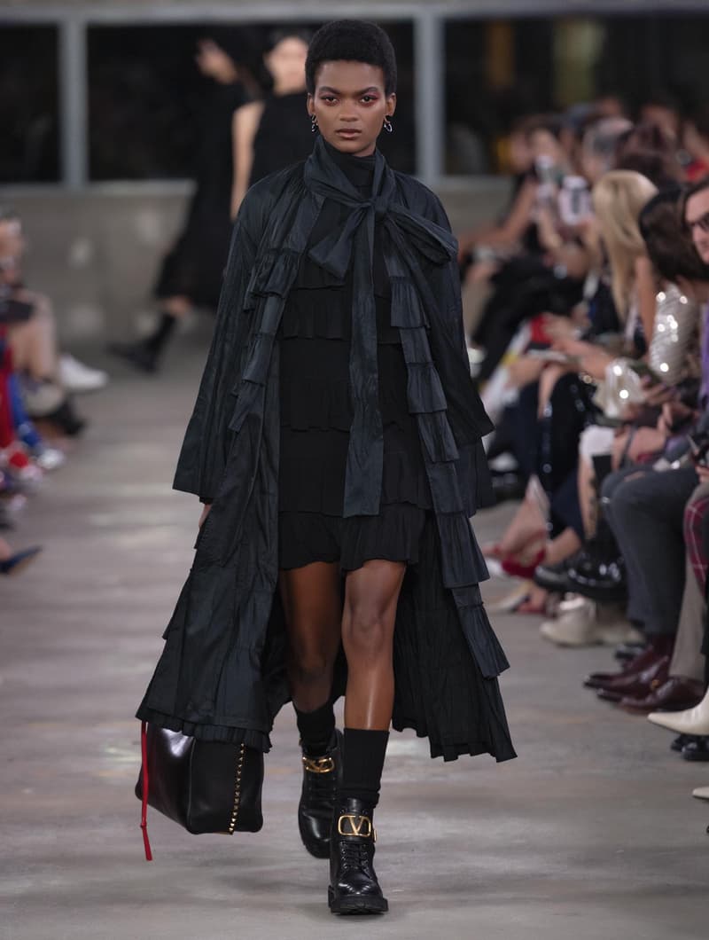 日本古来の美意識を日常服へと変貌させた Valentino 2019年プレフォールコレクション ブランドカラーの赤と黒を基調に、“間”や“侘び寂び”から着想を得た日本発信の最新コレクションを表と裏から分析 HYPEBEAST ハイプビースト ヴァレンティノ