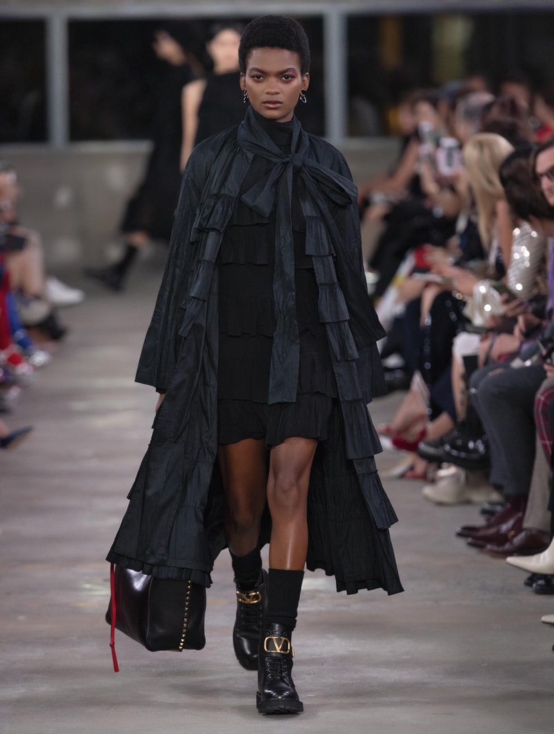 日本古来の美意識を日常服へと変貌させた Valentino 2019年プレフォールコレクション ブランドカラーの赤と黒を基調に、“間”や“侘び寂び”から着想を得た日本発信の最新コレクションを表と裏から分析 HYPEBEAST ハイプビースト ヴァレンティノ