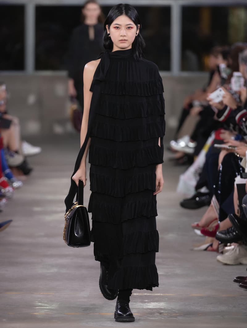 日本古来の美意識を日常服へと変貌させた Valentino 2019年プレフォールコレクション ブランドカラーの赤と黒を基調に、“間”や“侘び寂び”から着想を得た日本発信の最新コレクションを表と裏から分析 HYPEBEAST ハイプビースト ヴァレンティノ
