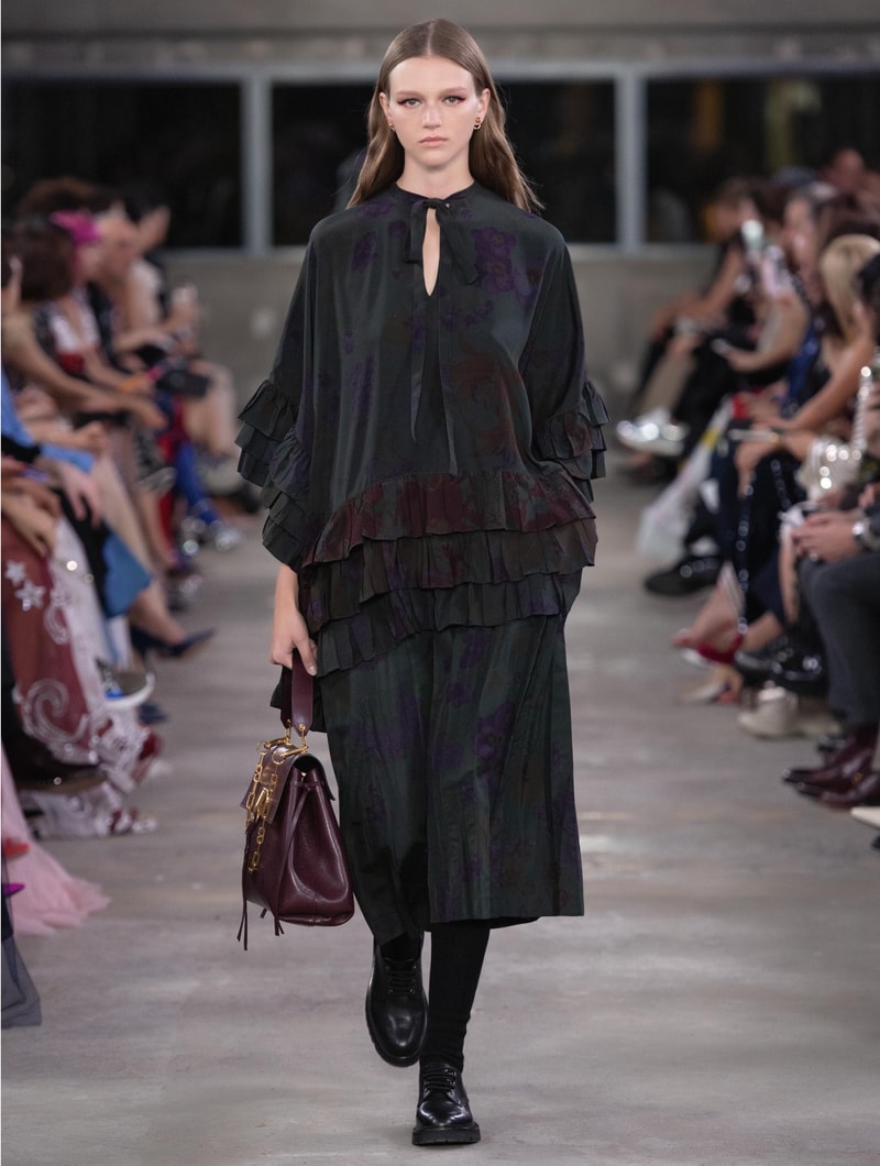 日本古来の美意識を日常服へと変貌させた Valentino 2019年プレフォールコレクション ブランドカラーの赤と黒を基調に、“間”や“侘び寂び”から着想を得た日本発信の最新コレクションを表と裏から分析 HYPEBEAST ハイプビースト ヴァレンティノ