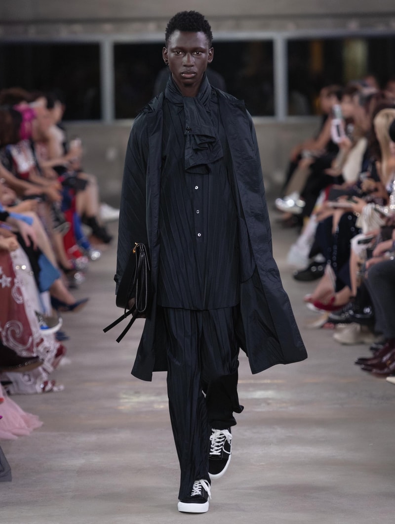 日本古来の美意識を日常服へと変貌させた Valentino 2019年プレフォールコレクション ブランドカラーの赤と黒を基調に、“間”や“侘び寂び”から着想を得た日本発信の最新コレクションを表と裏から分析 HYPEBEAST ハイプビースト ヴァレンティノ