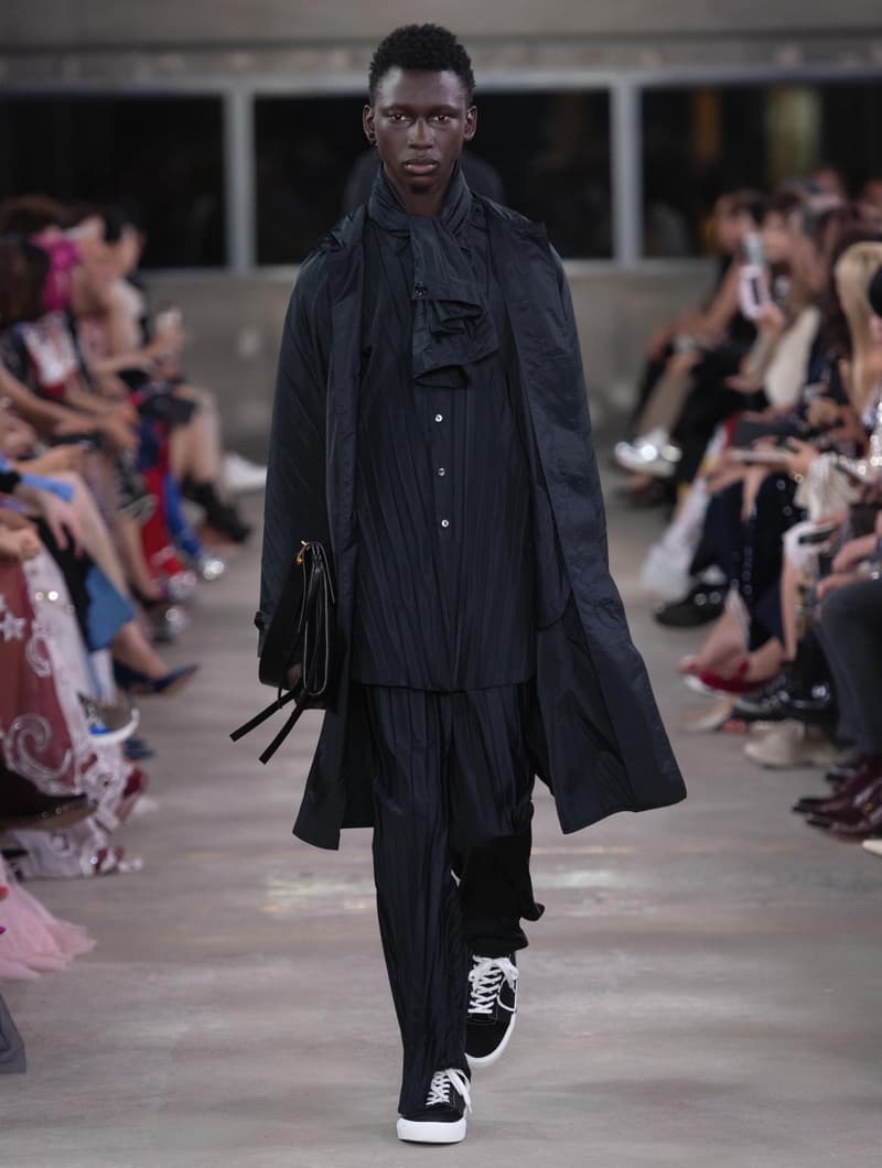 日本古来の美意識を日常服へと変貌させた Valentino 2019年プレフォールコレクション ブランドカラーの赤と黒を基調に、“間”や“侘び寂び”から着想を得た日本発信の最新コレクションを表と裏から分析 HYPEBEAST ハイプビースト ヴァレンティノ