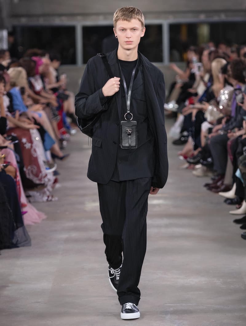 日本古来の美意識を日常服へと変貌させた Valentino 2019年プレフォールコレクション ブランドカラーの赤と黒を基調に、“間”や“侘び寂び”から着想を得た日本発信の最新コレクションを表と裏から分析 HYPEBEAST ハイプビースト ヴァレンティノ