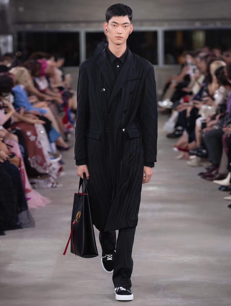 日本古来の美意識を日常服へと変貌させた Valentino 2019年プレフォールコレクション ブランドカラーの赤と黒を基調に、“間”や“侘び寂び”から着想を得た日本発信の最新コレクションを表と裏から分析 HYPEBEAST ハイプビースト ヴァレンティノ