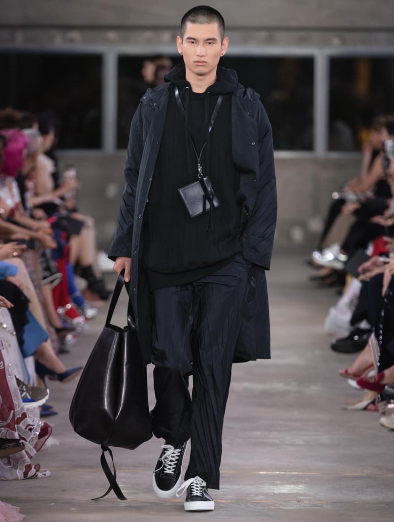 日本古来の美意識を日常服へと変貌させた Valentino 2019年プレフォールコレクション ブランドカラーの赤と黒を基調に、“間”や“侘び寂び”から着想を得た日本発信の最新コレクションを表と裏から分析 HYPEBEAST ハイプビースト ヴァレンティノ