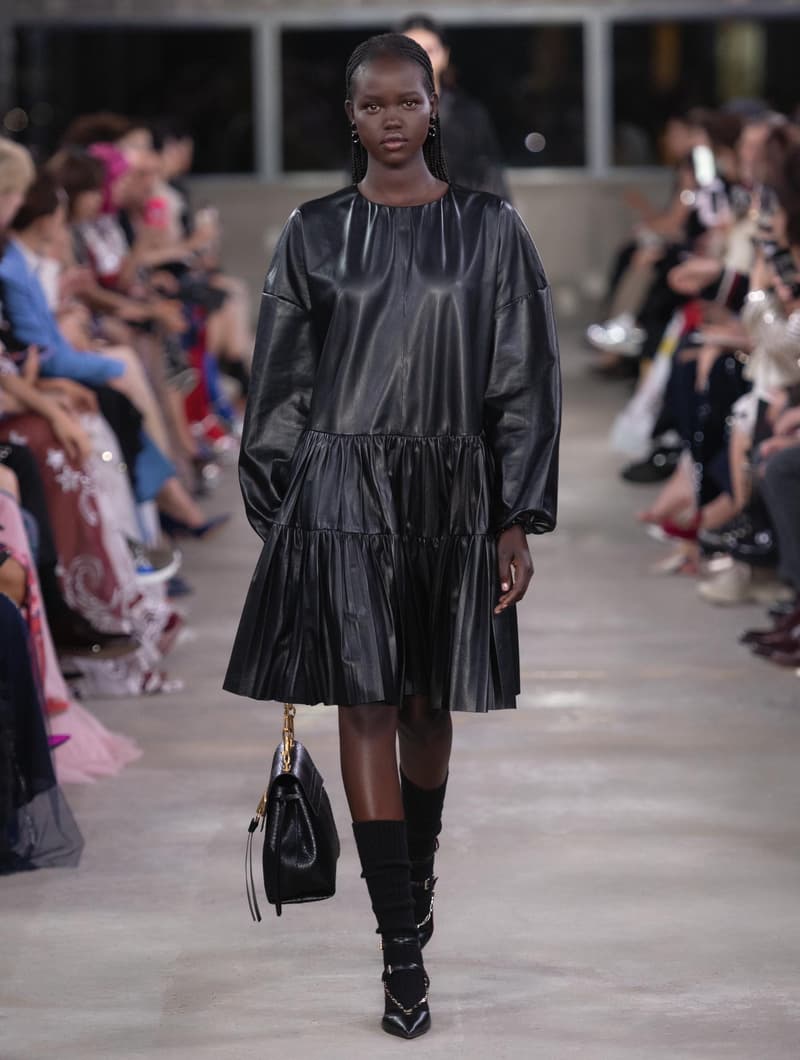 日本古来の美意識を日常服へと変貌させた Valentino 2019年プレフォールコレクション ブランドカラーの赤と黒を基調に、“間”や“侘び寂び”から着想を得た日本発信の最新コレクションを表と裏から分析 HYPEBEAST ハイプビースト ヴァレンティノ