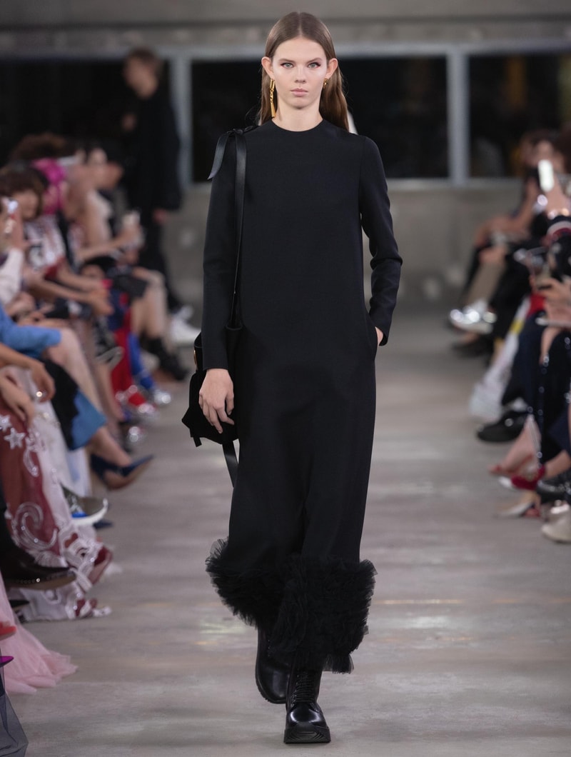 日本古来の美意識を日常服へと変貌させた Valentino 2019年プレフォールコレクション ブランドカラーの赤と黒を基調に、“間”や“侘び寂び”から着想を得た日本発信の最新コレクションを表と裏から分析 HYPEBEAST ハイプビースト ヴァレンティノ