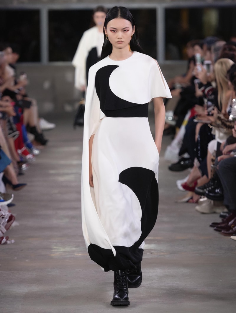 日本古来の美意識を日常服へと変貌させた Valentino 2019年プレフォールコレクション ブランドカラーの赤と黒を基調に、“間”や“侘び寂び”から着想を得た日本発信の最新コレクションを表と裏から分析 HYPEBEAST ハイプビースト ヴァレンティノ