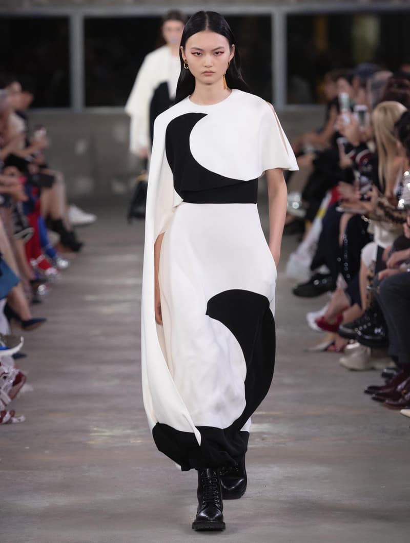 日本古来の美意識を日常服へと変貌させた Valentino 2019年プレフォールコレクション ブランドカラーの赤と黒を基調に、“間”や“侘び寂び”から着想を得た日本発信の最新コレクションを表と裏から分析 HYPEBEAST ハイプビースト ヴァレンティノ