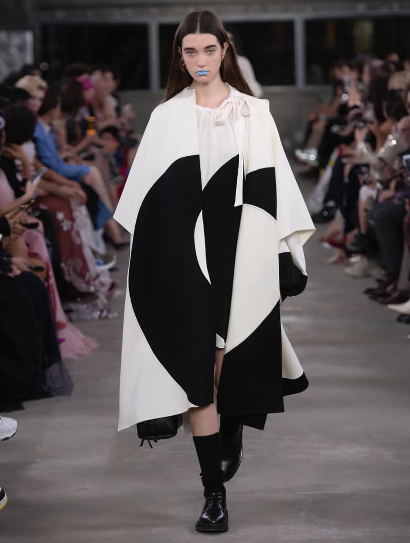 日本古来の美意識を日常服へと変貌させた Valentino 2019年プレフォールコレクション ブランドカラーの赤と黒を基調に、“間”や“侘び寂び”から着想を得た日本発信の最新コレクションを表と裏から分析 HYPEBEAST ハイプビースト ヴァレンティノ