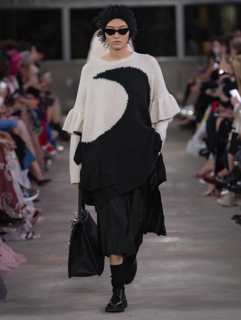 日本古来の美意識を日常服へと変貌させた Valentino 2019年プレフォールコレクション ブランドカラーの赤と黒を基調に、“間”や“侘び寂び”から着想を得た日本発信の最新コレクションを表と裏から分析 HYPEBEAST ハイプビースト ヴァレンティノ