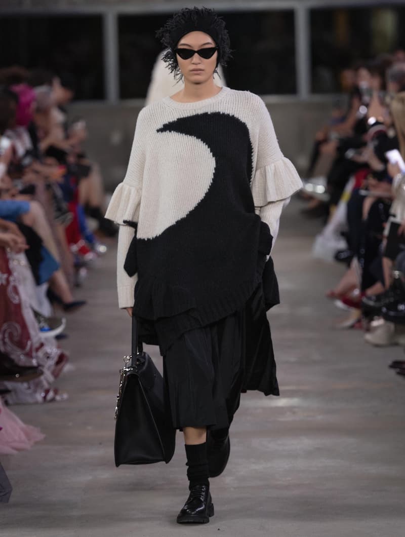 日本古来の美意識を日常服へと変貌させた Valentino 2019年プレフォールコレクション ブランドカラーの赤と黒を基調に、“間”や“侘び寂び”から着想を得た日本発信の最新コレクションを表と裏から分析 HYPEBEAST ハイプビースト ヴァレンティノ