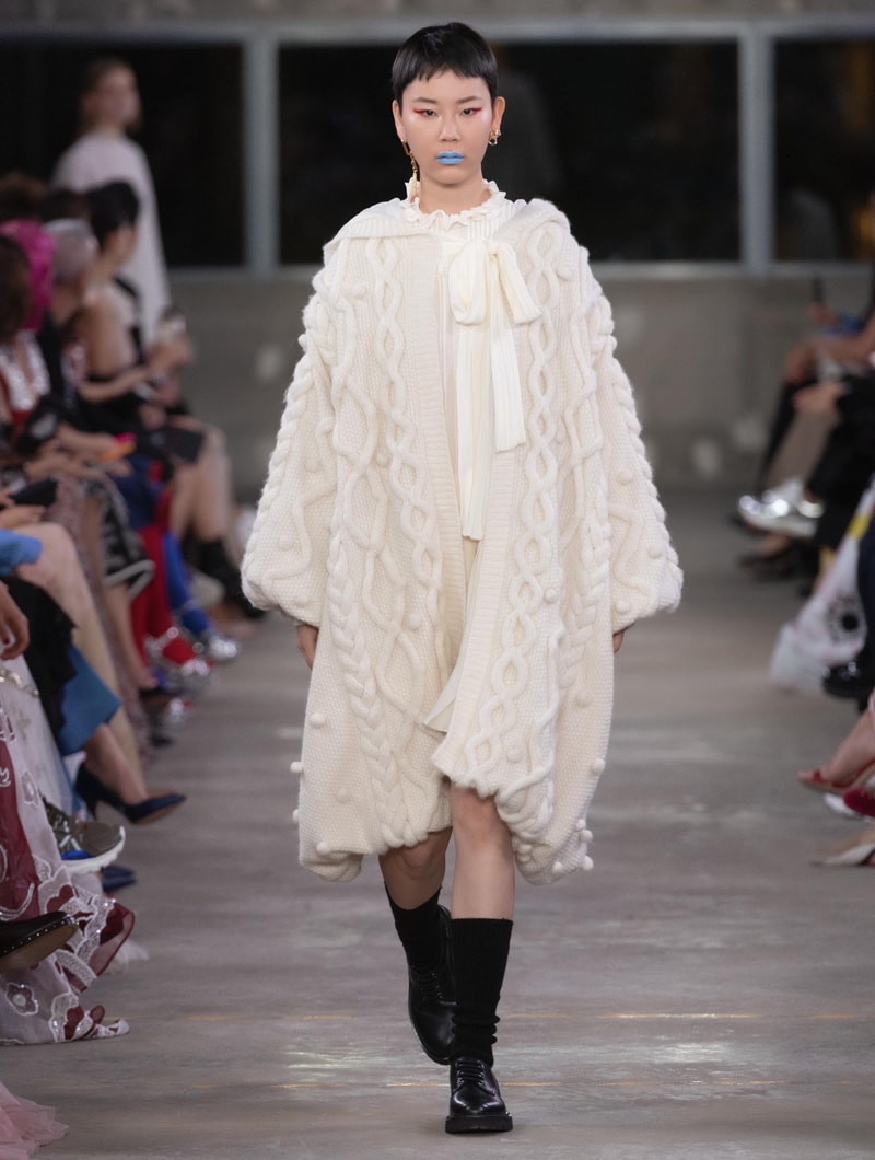 日本古来の美意識を日常服へと変貌させた Valentino 2019年プレフォールコレクション ブランドカラーの赤と黒を基調に、“間”や“侘び寂び”から着想を得た日本発信の最新コレクションを表と裏から分析 HYPEBEAST ハイプビースト ヴァレンティノ