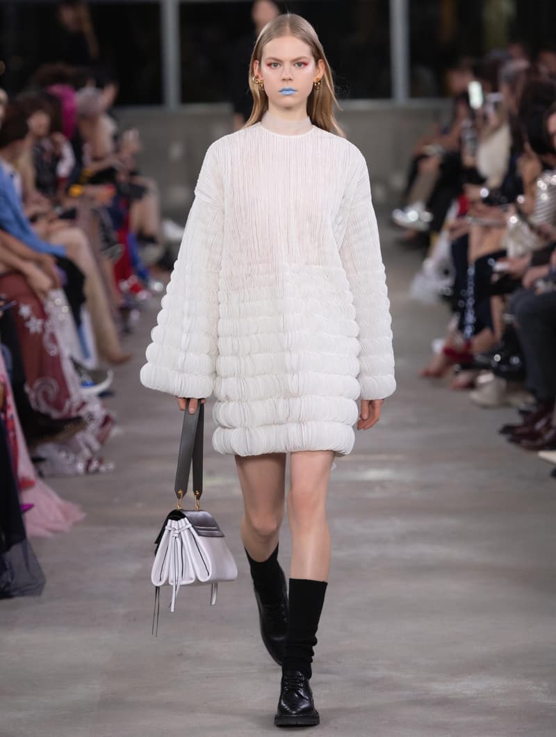 日本古来の美意識を日常服へと変貌させた Valentino 2019年プレフォールコレクション ブランドカラーの赤と黒を基調に、“間”や“侘び寂び”から着想を得た日本発信の最新コレクションを表と裏から分析 HYPEBEAST ハイプビースト ヴァレンティノ