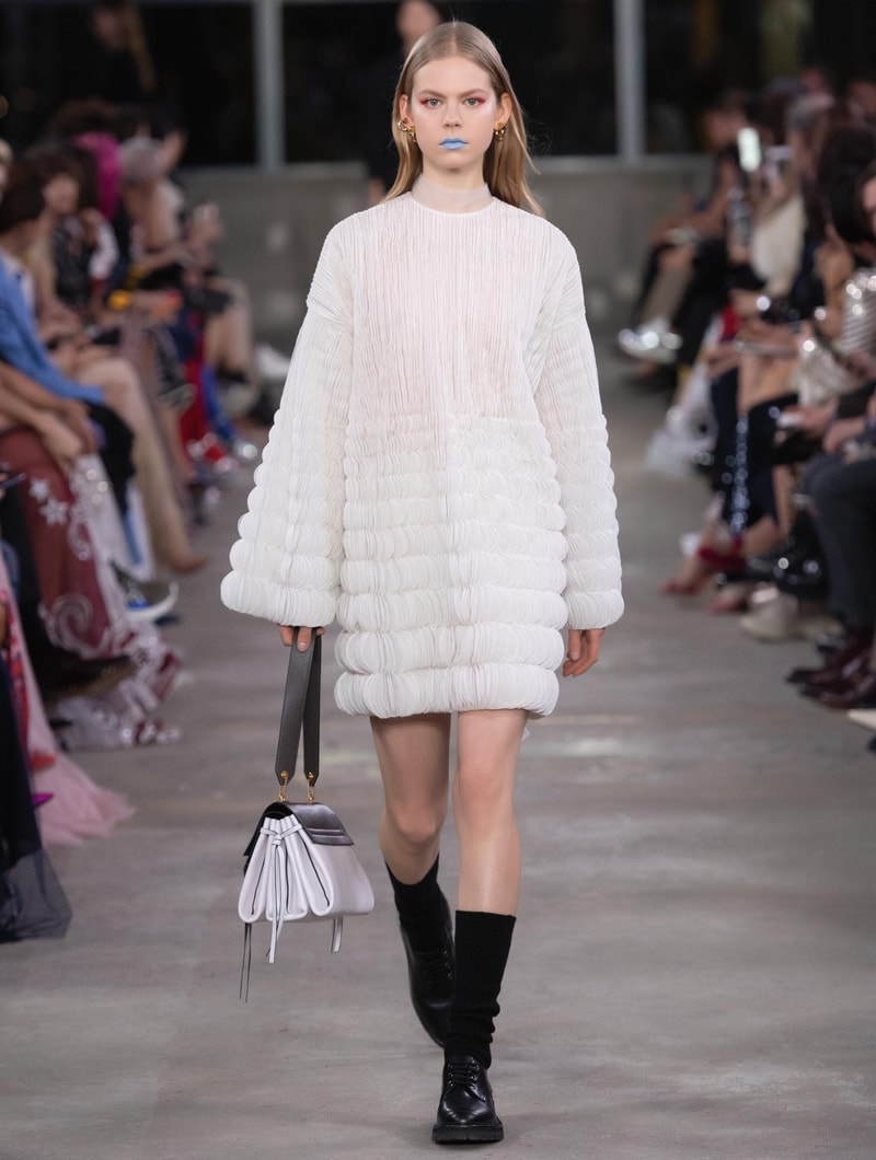 日本古来の美意識を日常服へと変貌させた Valentino 2019年プレフォールコレクション ブランドカラーの赤と黒を基調に、“間”や“侘び寂び”から着想を得た日本発信の最新コレクションを表と裏から分析 HYPEBEAST ハイプビースト ヴァレンティノ