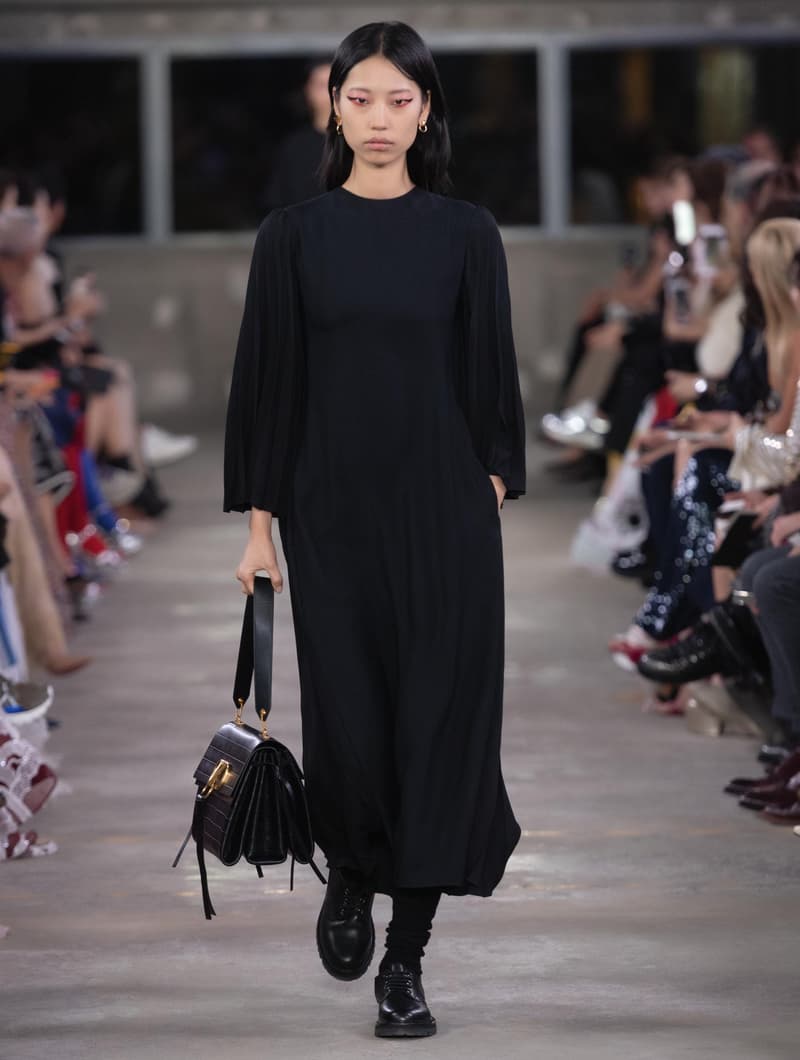 日本古来の美意識を日常服へと変貌させた Valentino 2019年プレフォールコレクション ブランドカラーの赤と黒を基調に、“間”や“侘び寂び”から着想を得た日本発信の最新コレクションを表と裏から分析 HYPEBEAST ハイプビースト ヴァレンティノ