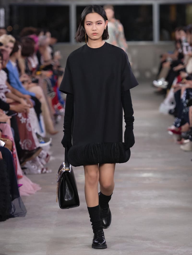 日本古来の美意識を日常服へと変貌させた Valentino 2019年プレフォールコレクション ブランドカラーの赤と黒を基調に、“間”や“侘び寂び”から着想を得た日本発信の最新コレクションを表と裏から分析 HYPEBEAST ハイプビースト ヴァレンティノ