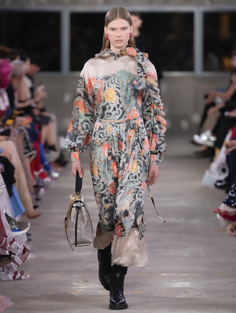 日本古来の美意識を日常服へと変貌させた Valentino 2019年プレフォールコレクション ブランドカラーの赤と黒を基調に、“間”や“侘び寂び”から着想を得た日本発信の最新コレクションを表と裏から分析 HYPEBEAST ハイプビースト ヴァレンティノ