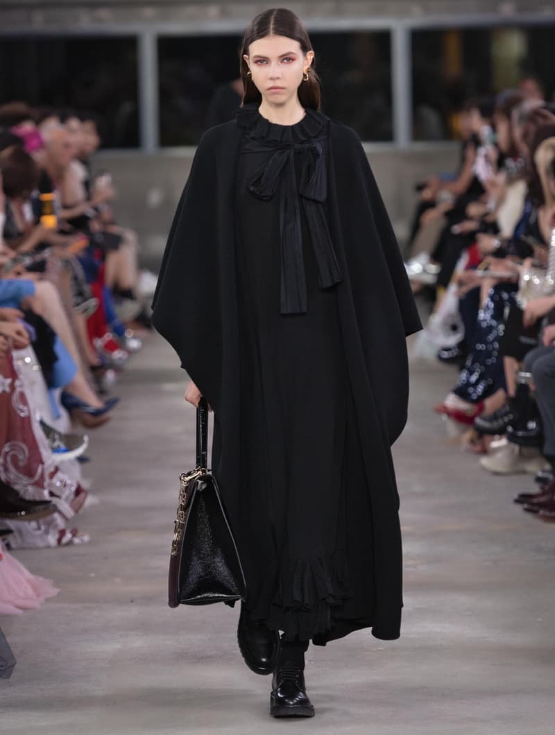 日本古来の美意識を日常服へと変貌させた Valentino 2019年プレフォールコレクション ブランドカラーの赤と黒を基調に、“間”や“侘び寂び”から着想を得た日本発信の最新コレクションを表と裏から分析 HYPEBEAST ハイプビースト ヴァレンティノ