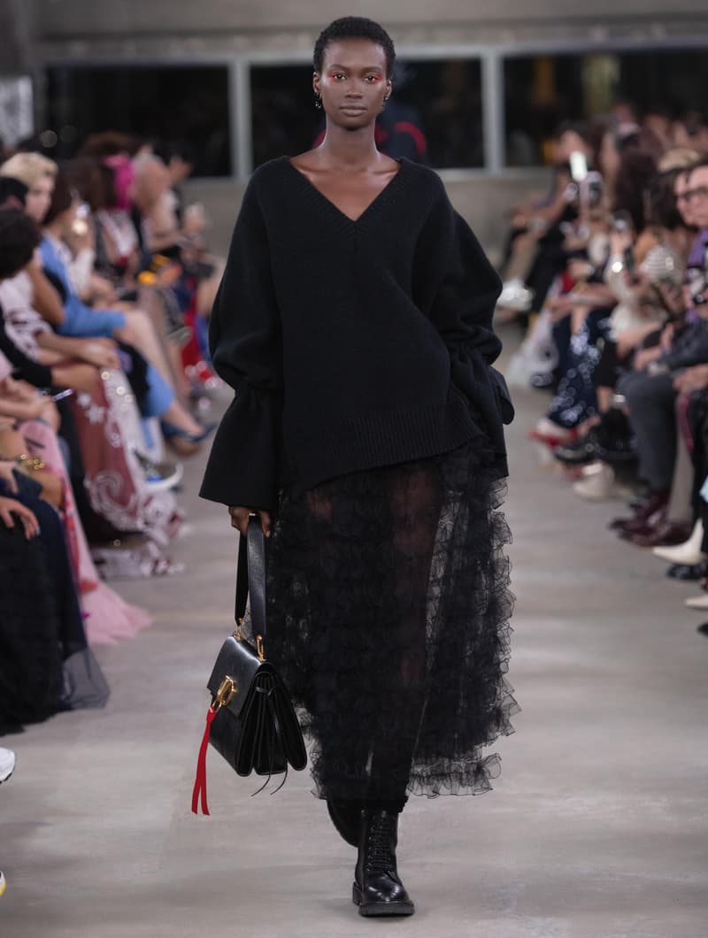 日本古来の美意識を日常服へと変貌させた Valentino 2019年プレフォールコレクション ブランドカラーの赤と黒を基調に、“間”や“侘び寂び”から着想を得た日本発信の最新コレクションを表と裏から分析 HYPEBEAST ハイプビースト ヴァレンティノ