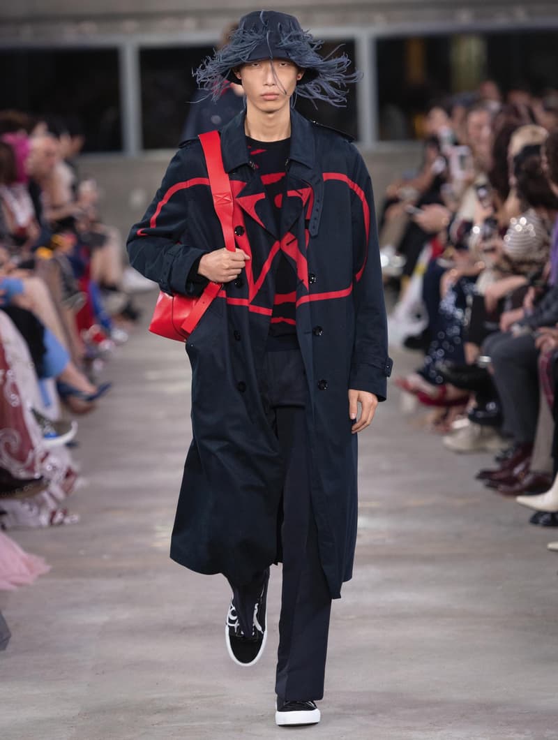 日本古来の美意識を日常服へと変貌させた Valentino 2019年プレフォールコレクション ブランドカラーの赤と黒を基調に、“間”や“侘び寂び”から着想を得た日本発信の最新コレクションを表と裏から分析 HYPEBEAST ハイプビースト ヴァレンティノ