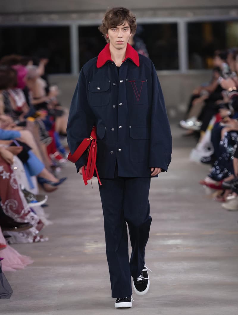 日本古来の美意識を日常服へと変貌させた Valentino 2019年プレフォールコレクション ブランドカラーの赤と黒を基調に、“間”や“侘び寂び”から着想を得た日本発信の最新コレクションを表と裏から分析 HYPEBEAST ハイプビースト ヴァレンティノ